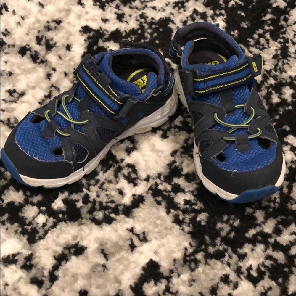 Toddler 8.5 double strap sneaker sandal